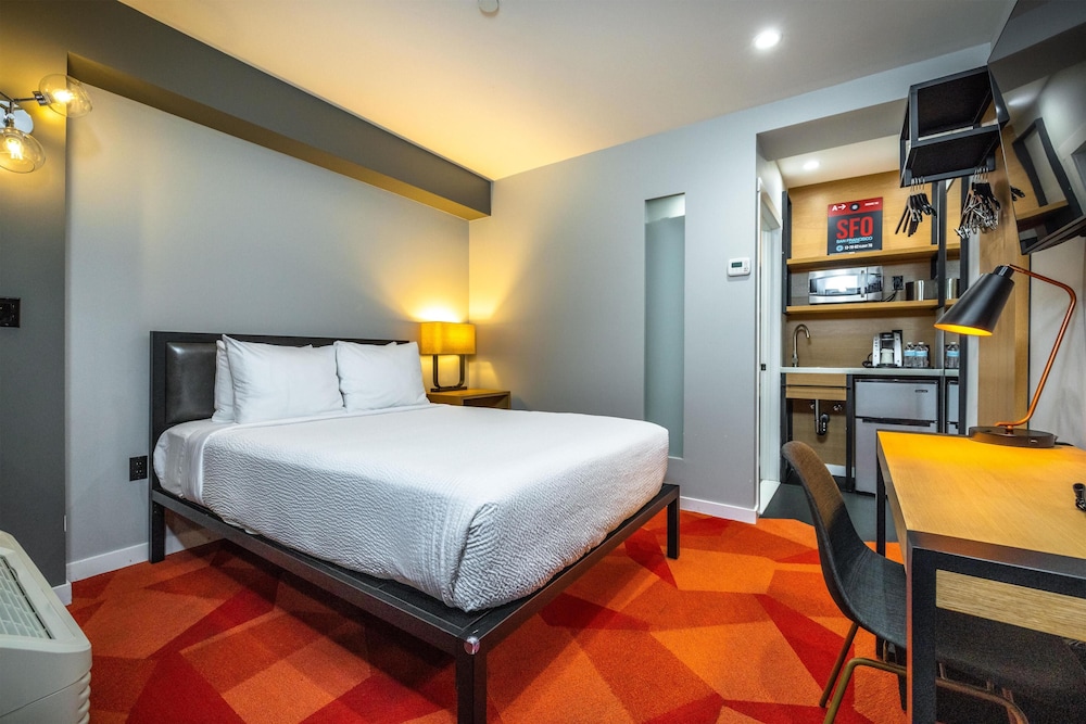 ROOM, QUEEN BED