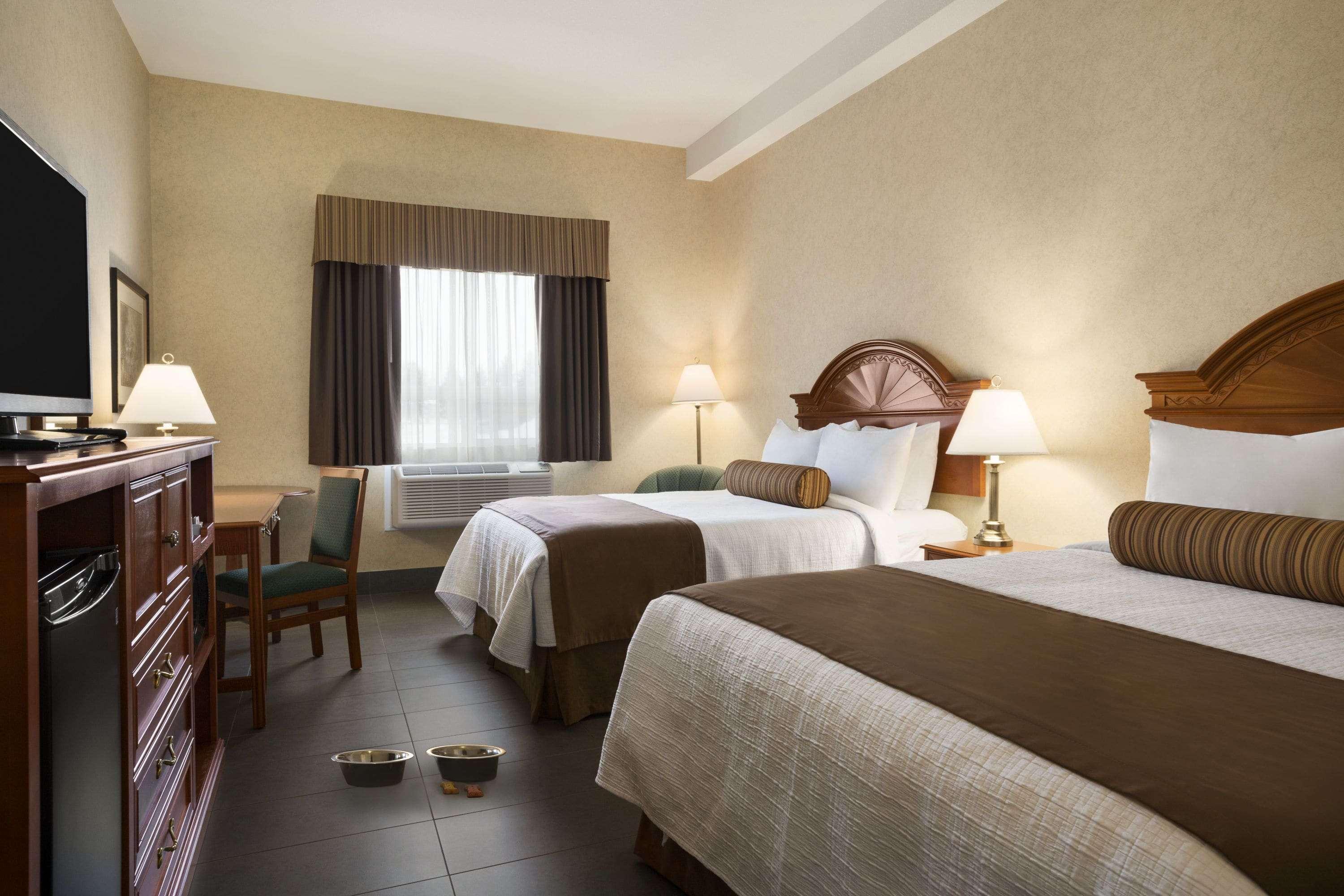 Adjoining, 2 Queen Beds