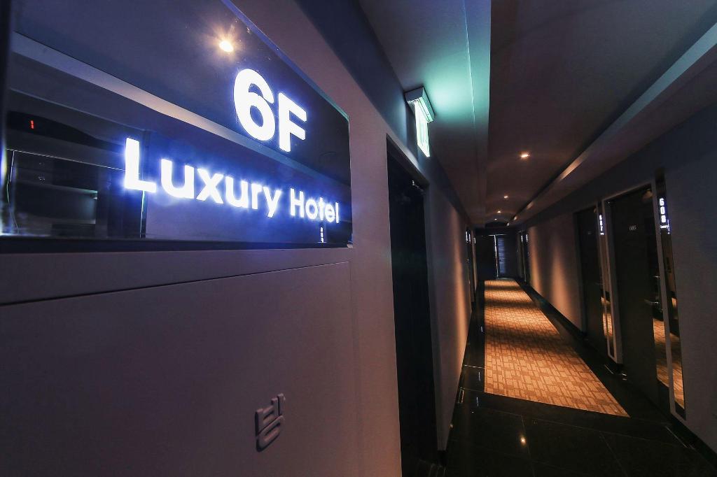 Luxury Motel 64/88