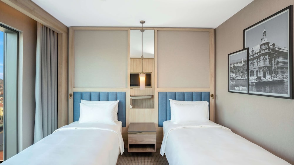 Superior, Twin Beds, City View