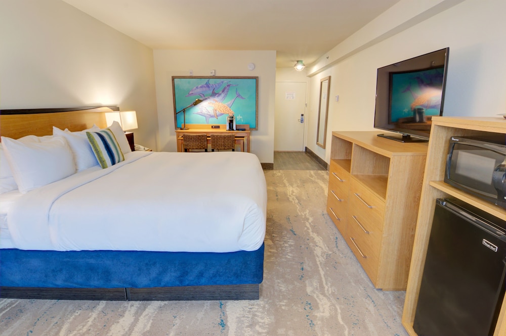 ROOM, KING BED, POOL VIEW