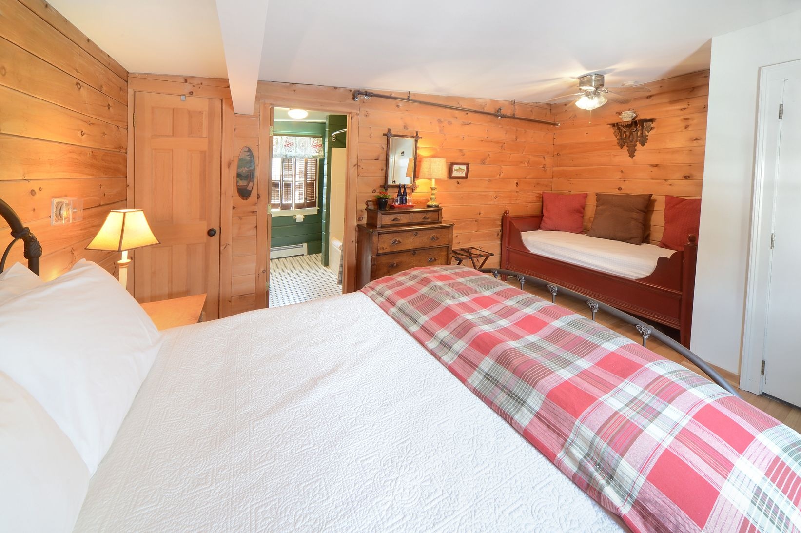 Adjoining, Queen Bed