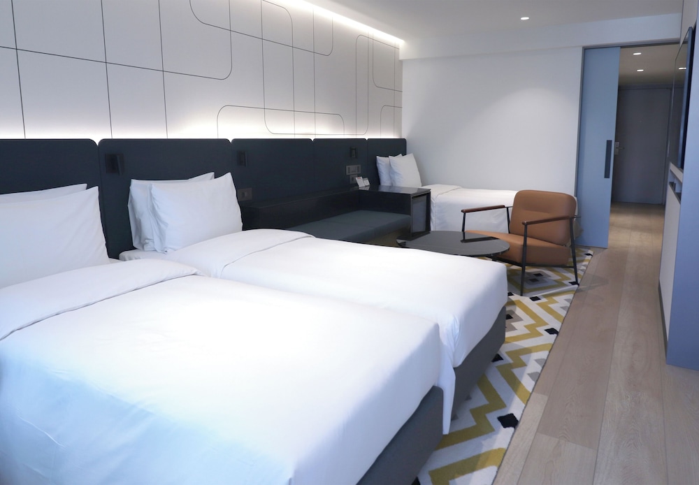 Modern, Triple, 3 Beds