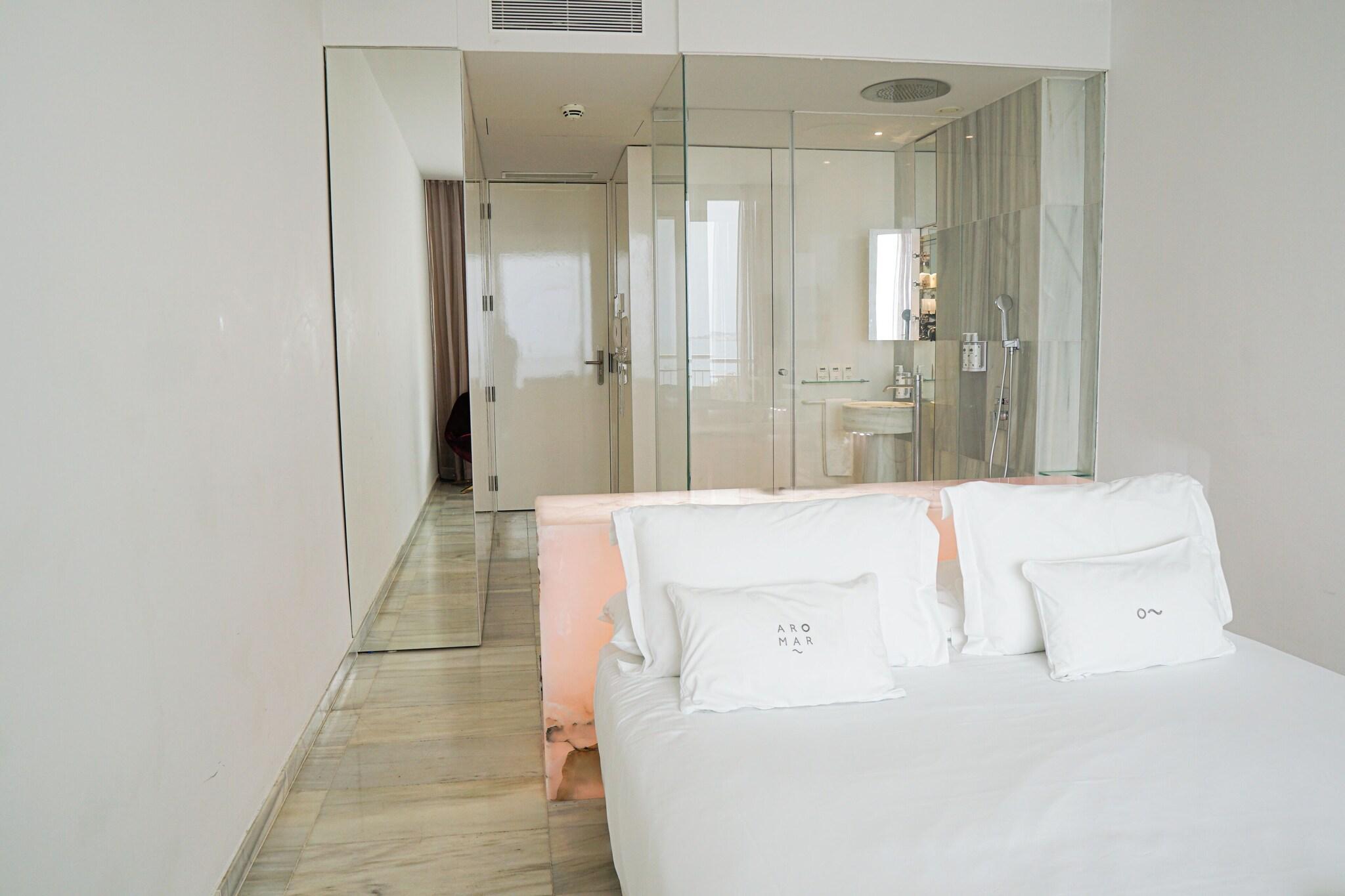 Room, Double Bed, Lateral Side Sea View, Balcony