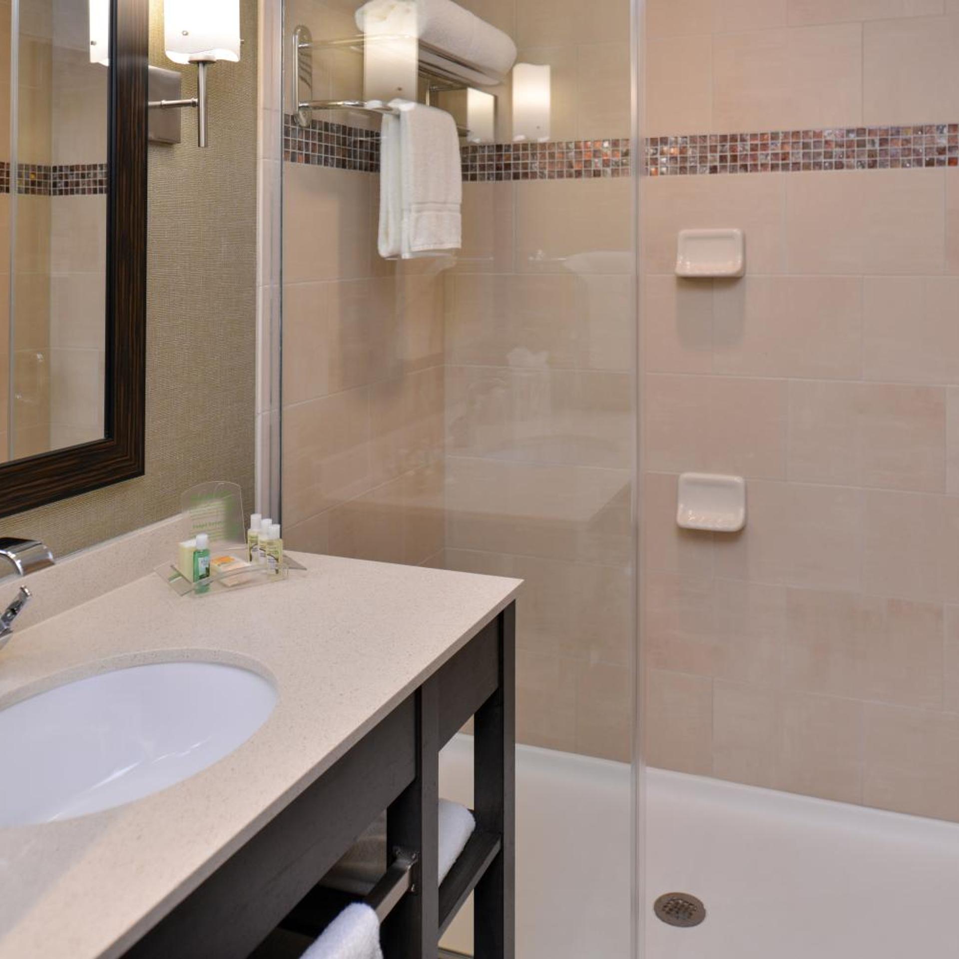 غرفة قياسية بسريرين كوين بحوض استحمام لذوي الإعاقة، Crowne Plaza Shenandoah - Woodlands Area, an IHG Hotel 5/7