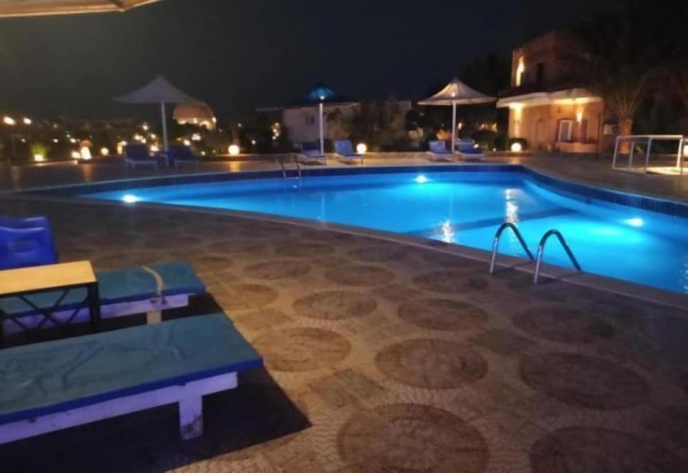 Dolphin Continental Hotel 37/59