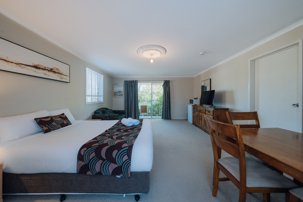 GOSFORD PALMS MOTOR INN 52/62