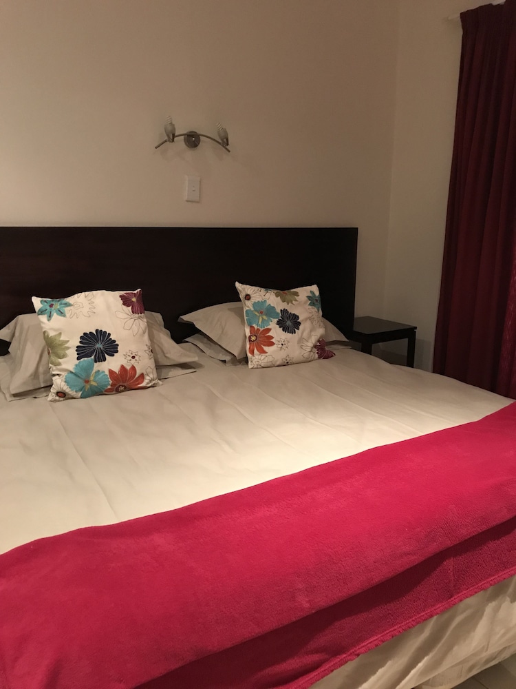 VJ's Guesthouse & Restaurant 4/16