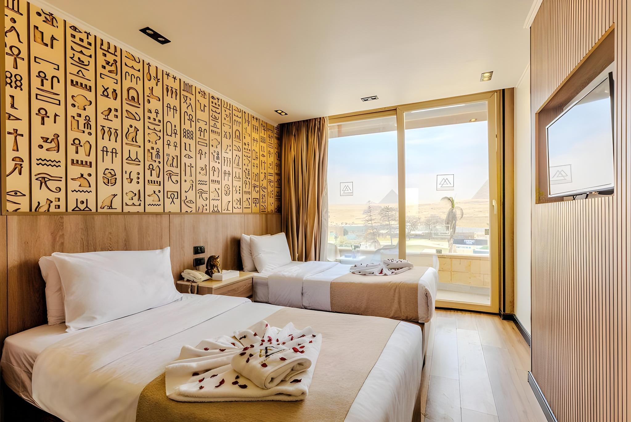 Room, Queen and Twin Beds, Pyramids View