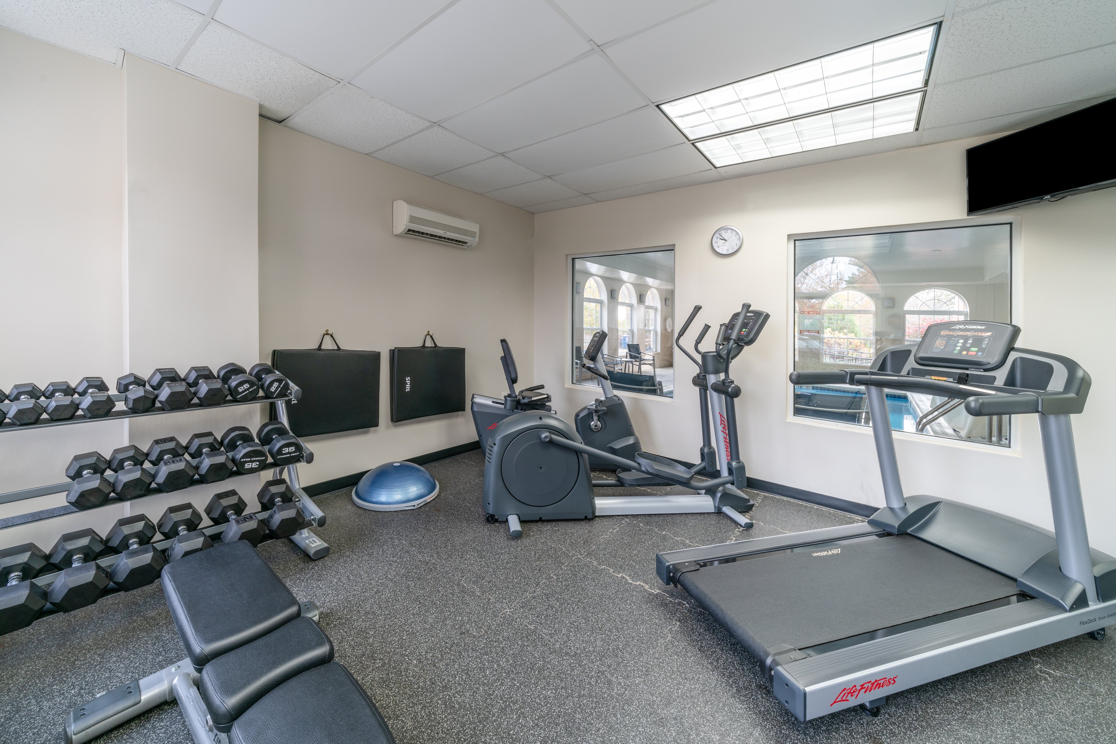 Holiday Inn Express Prince Frederick 33/56