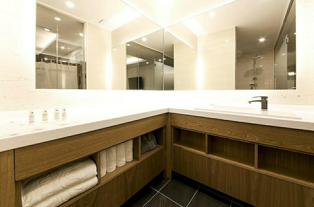Time Square Hotel 23/25
