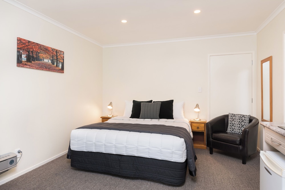 Petite, Studio, King Bed