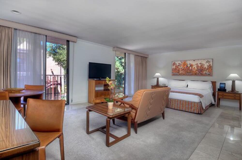 Dinah's Garden Hotel 31/60