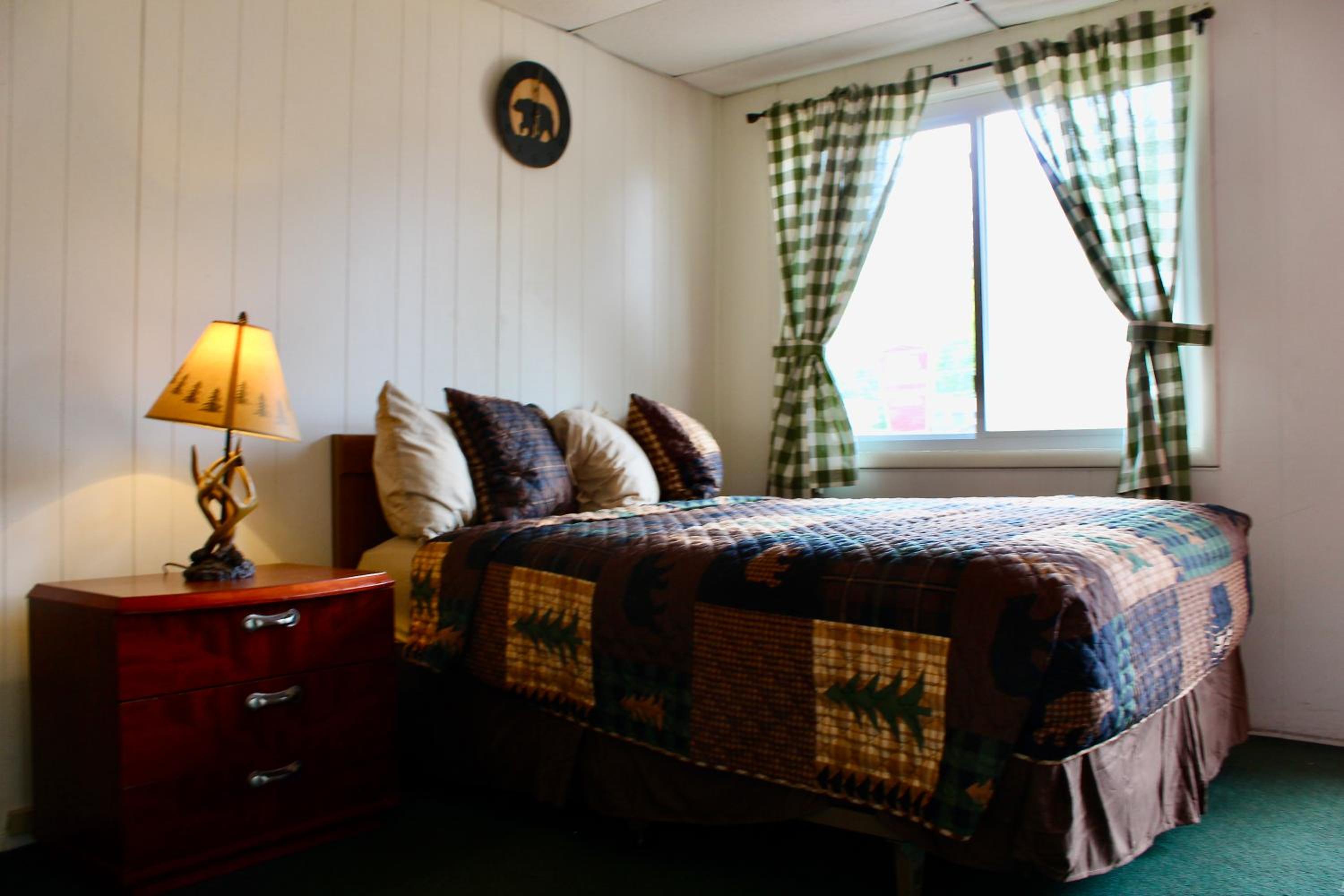 غرفة بسرير كوين، The Motel Montreal 2/2