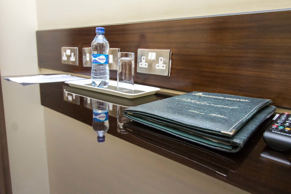 Pinecone Hotel 28/59