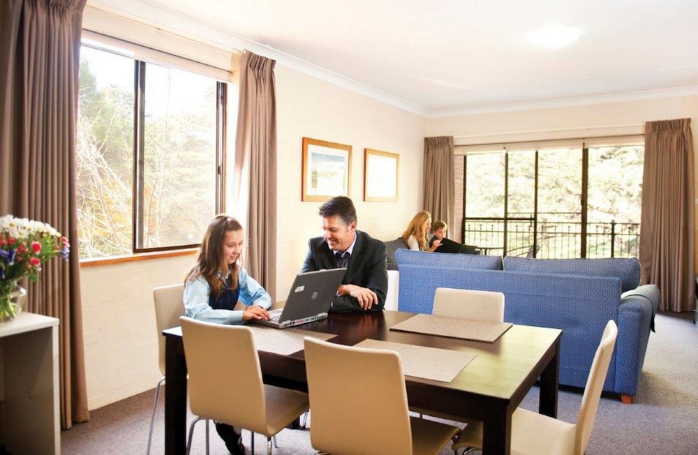 OXLEY COURT SERVICED APARTMENTS 32/41