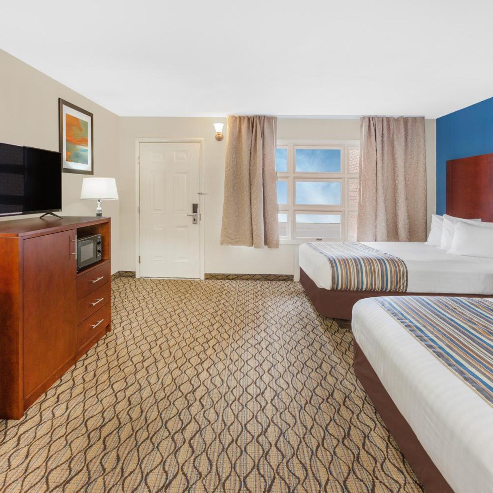 Room, 2 Queen Beds, Court Side