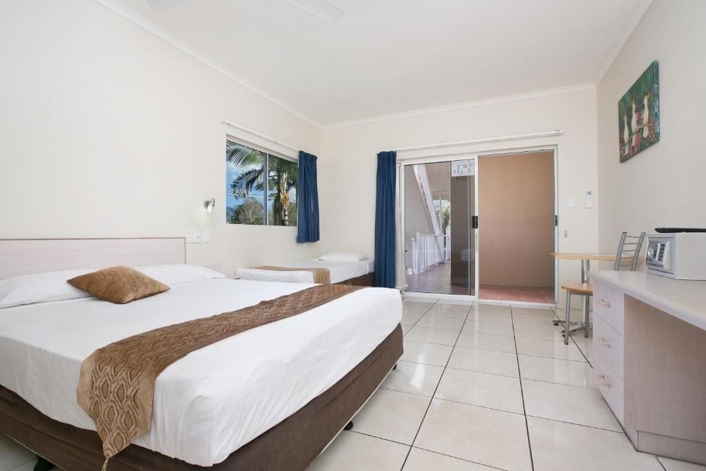 DELUXE, QUEEN BED