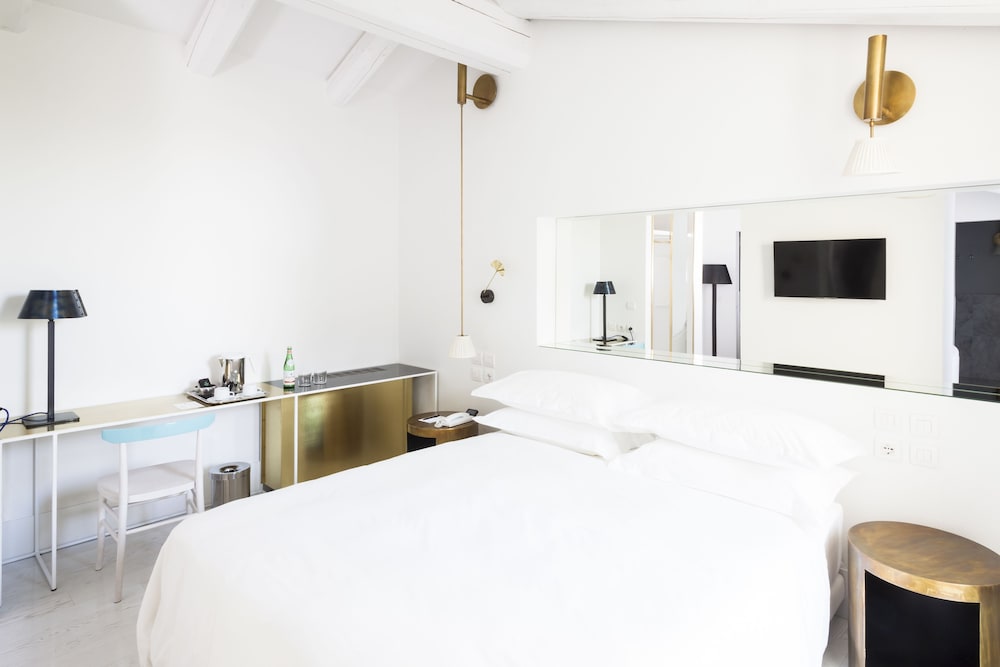 JUNIOR SUITE, COURTYARD VIEW, TERRACE