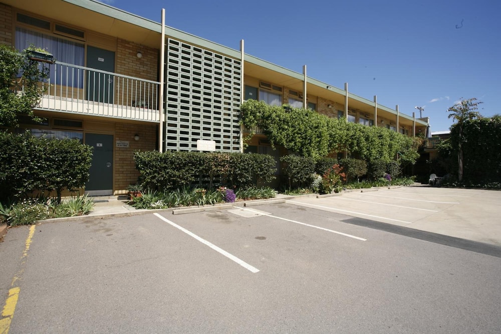 Mid City Motor Inn 28/30