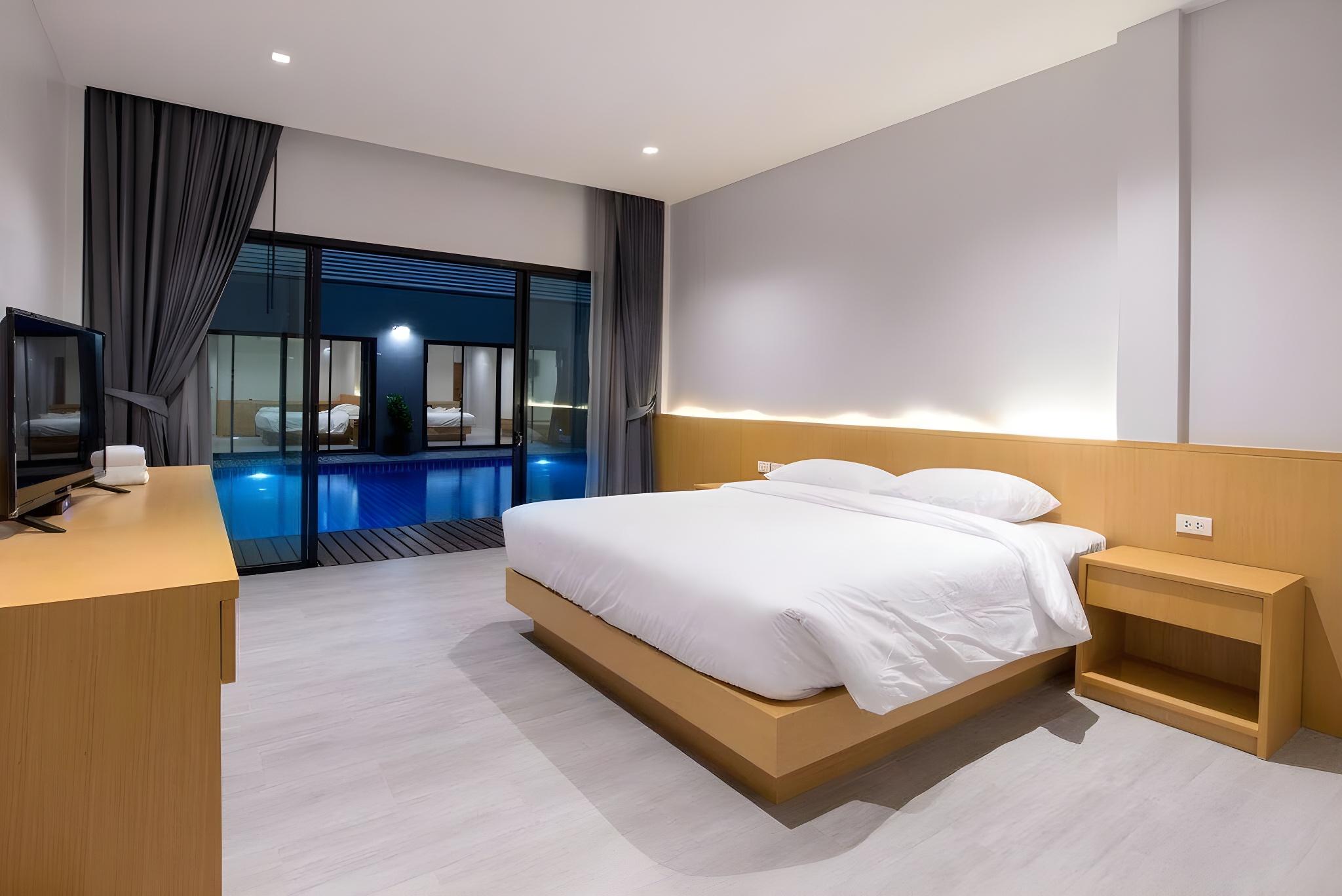 DELUXE, POOL ACCESS