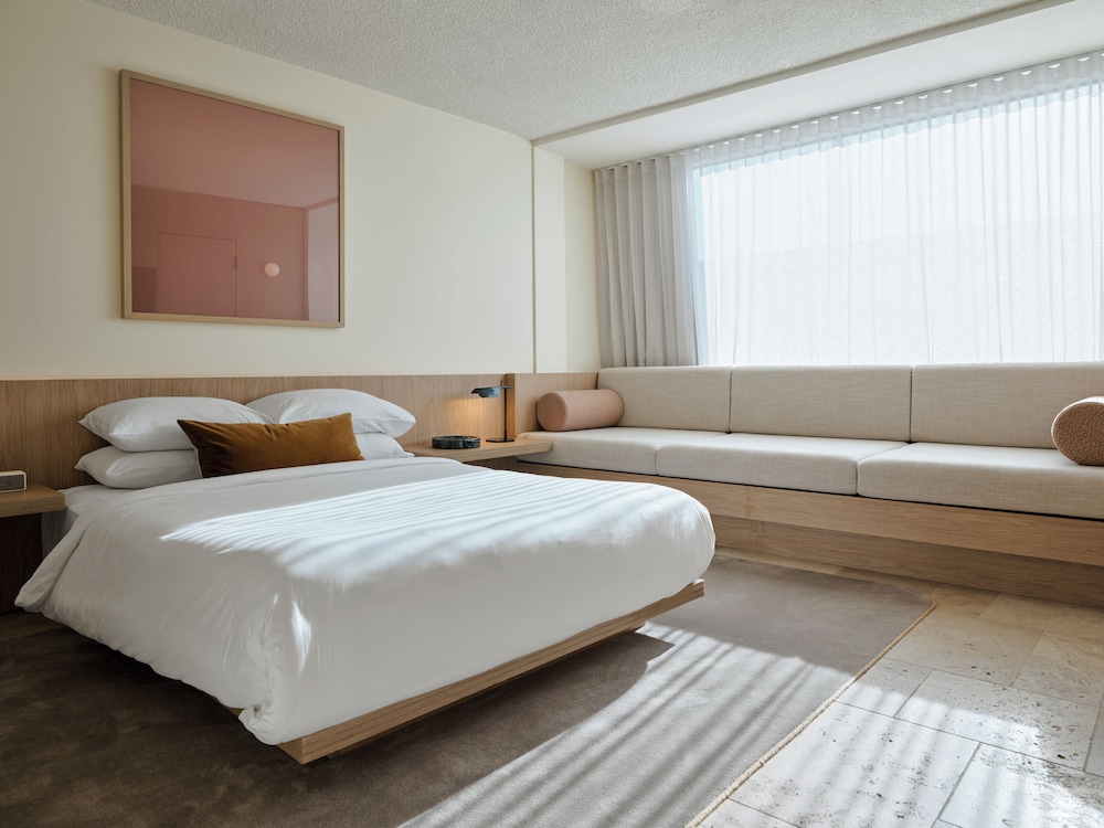 Oxford, Family Suite, Queen and Twin Beds