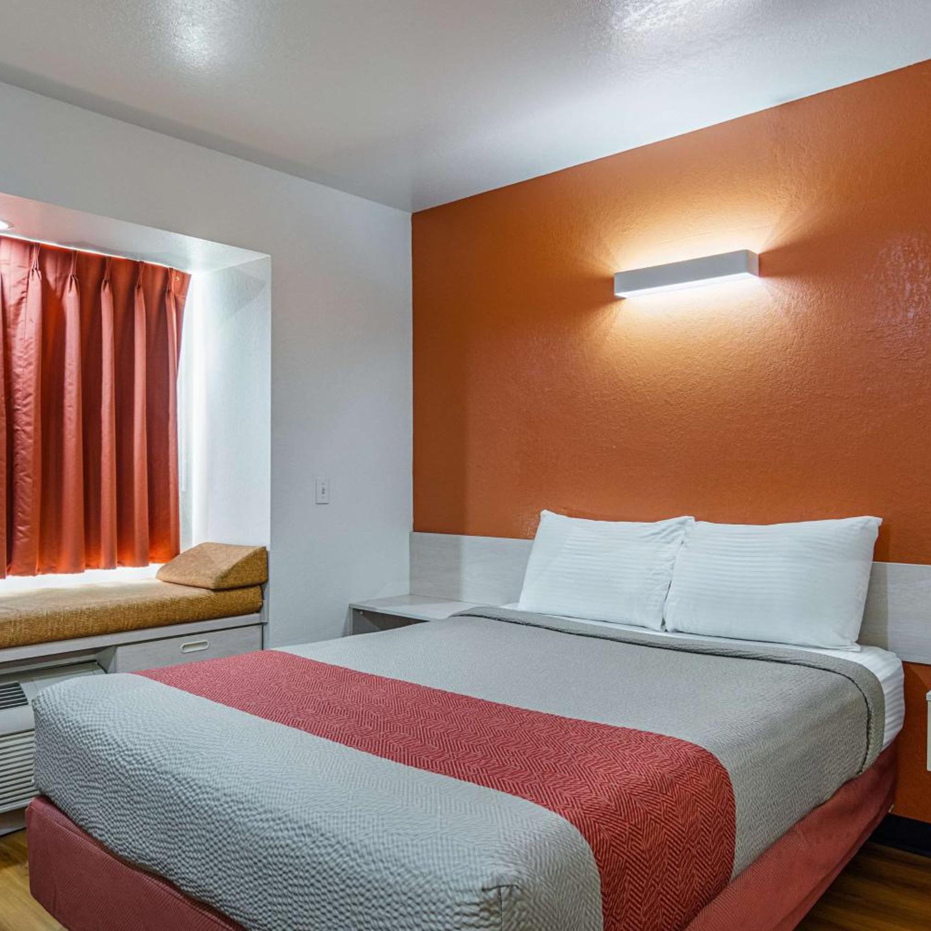 1 Queen Bed - Mobility Accessible Tub Nsmk, Motel6 McAlester, OK 4/9