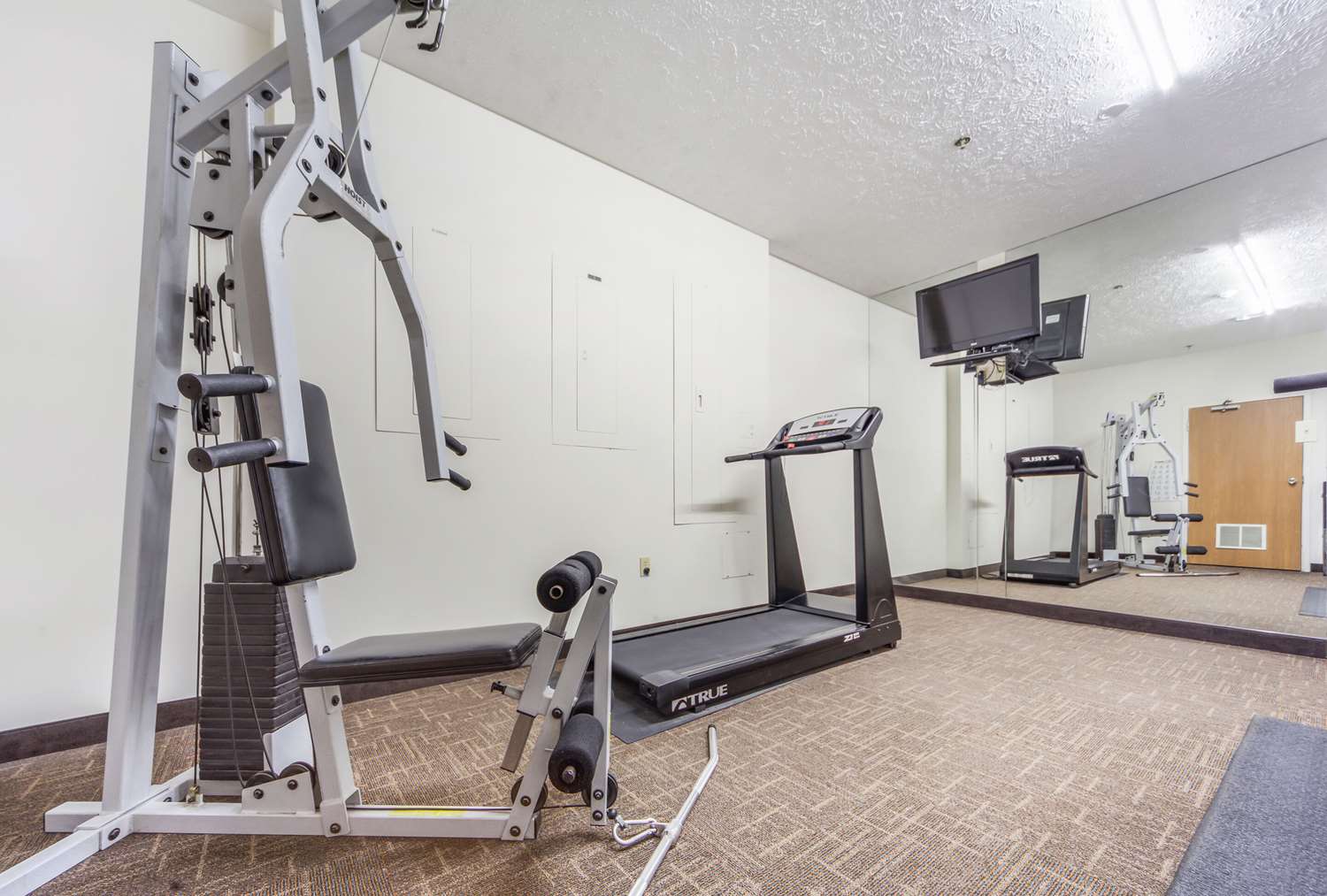 Quality Inn and Suites Omaha NE 18/34