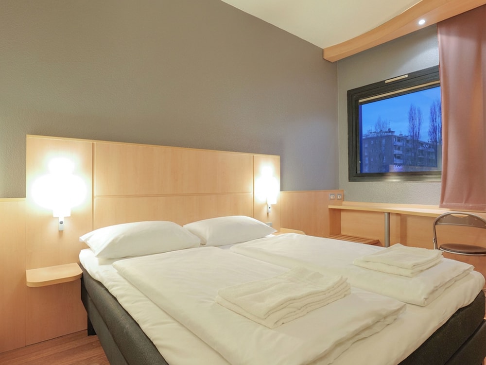 ROOM, DOUBLE BED