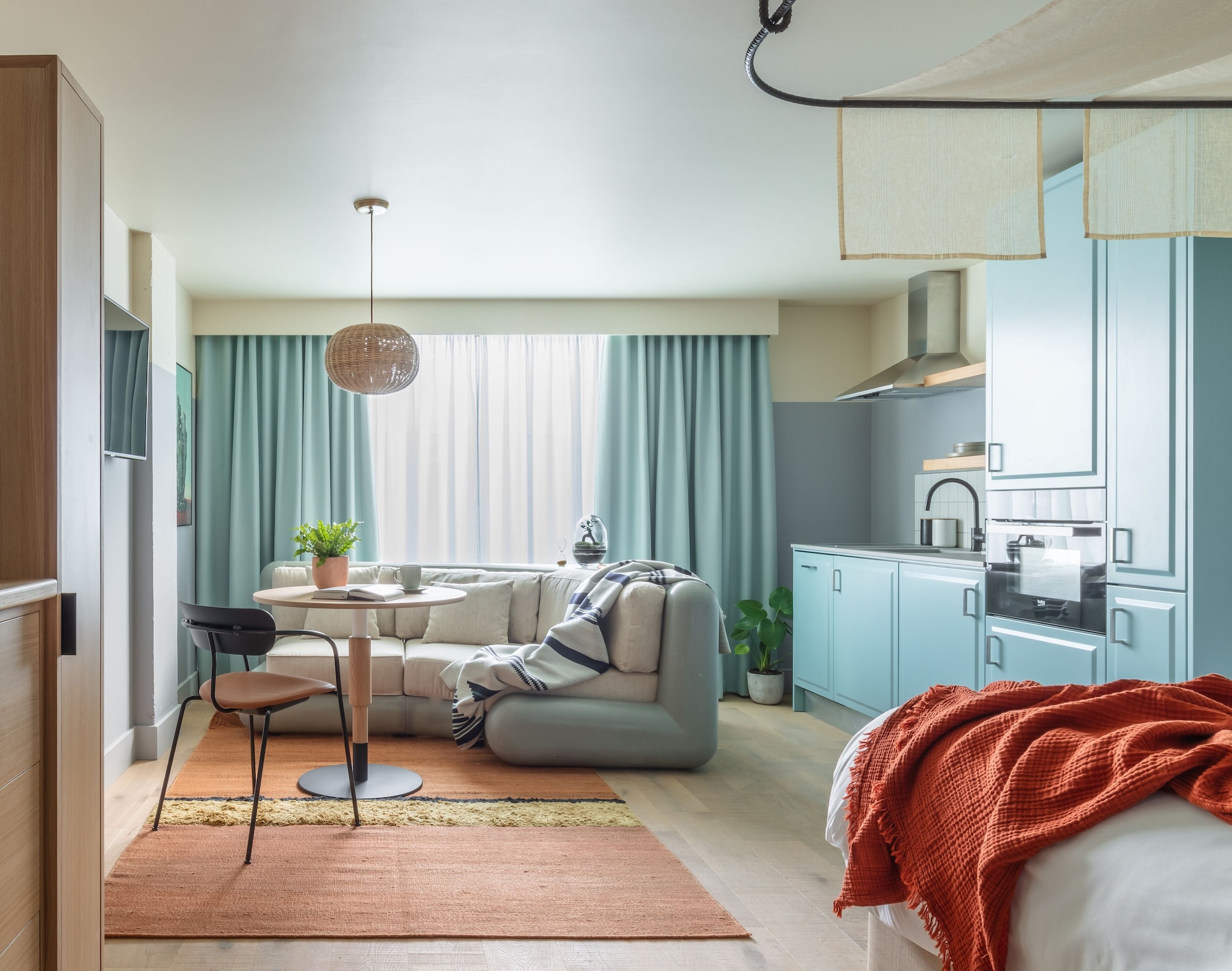 CONNECTING, STUDIO, QUEEN BED