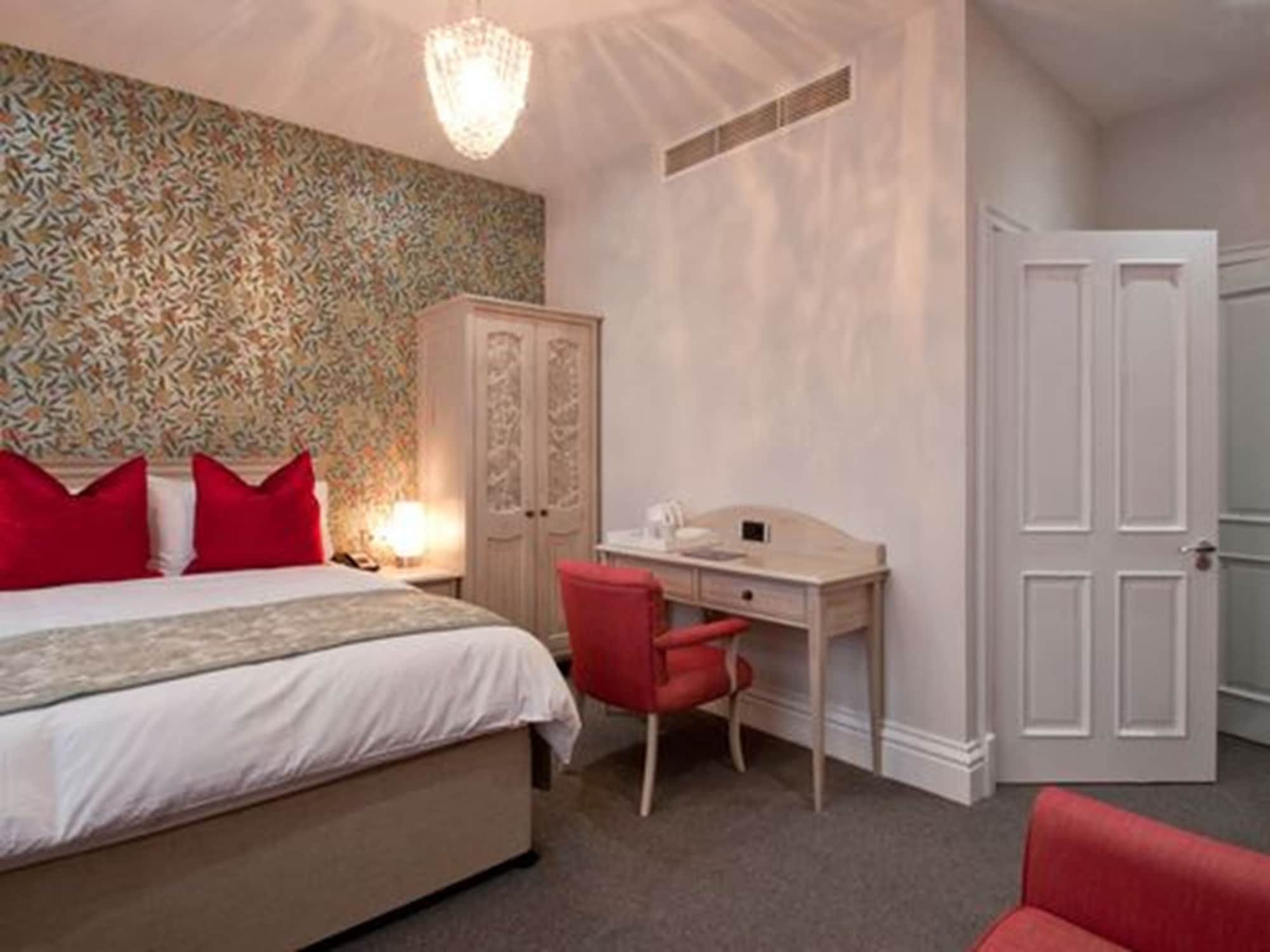 Room, Triple, Double Bed, Sofa
