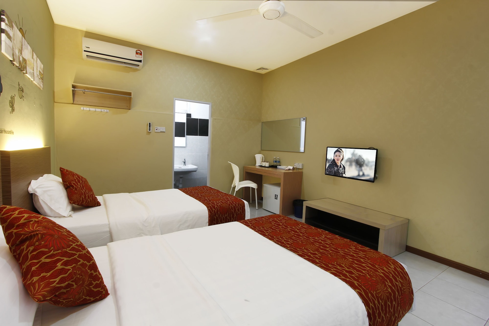 STANDARD TWIN ROOM (2 SINGLE BEDS)
