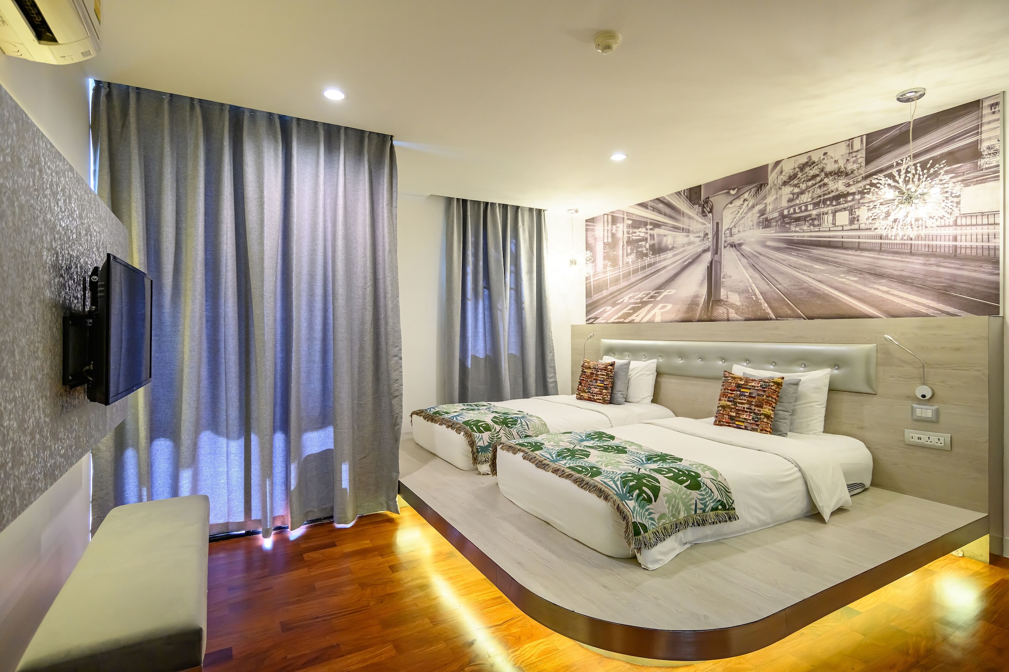Duplex, Embassy, 6 Bedrooms, Suite, 1 King and 2 Queen Beds