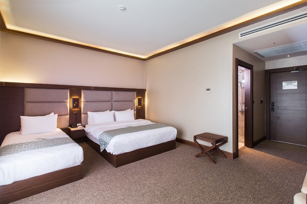 ROOM, TRIPLE, LAKE VIEW