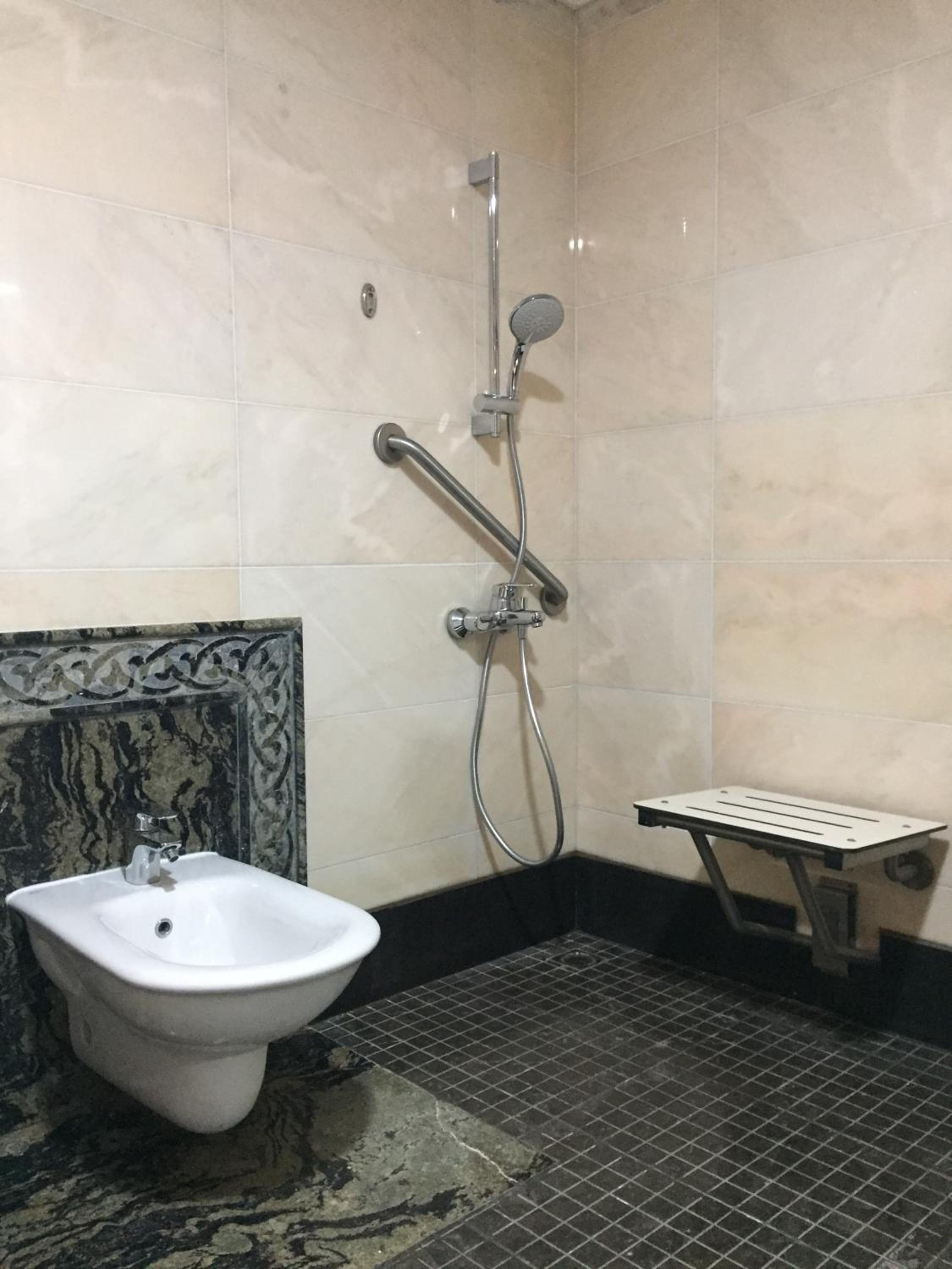 غرفة بسريرين منفصلين لذوي الإعاقة، فندق مادن(Maden Hotel) 5/6