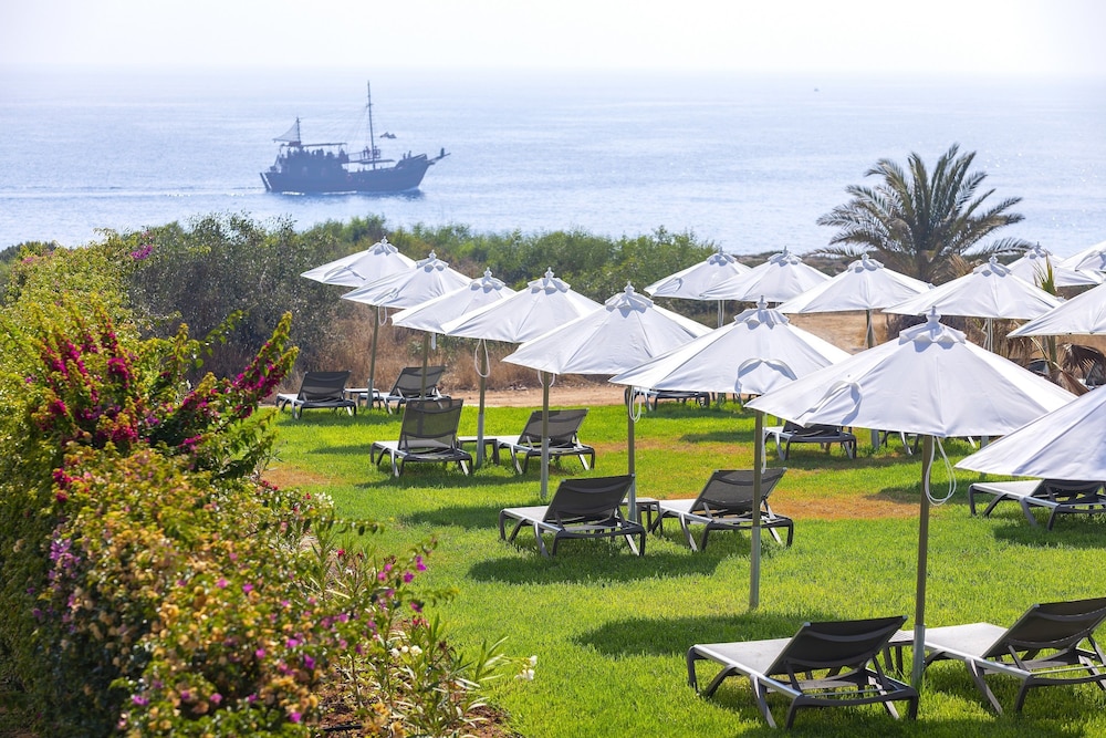 Leonardo Crystal Cove Hotel Spa By the Sea 58/64