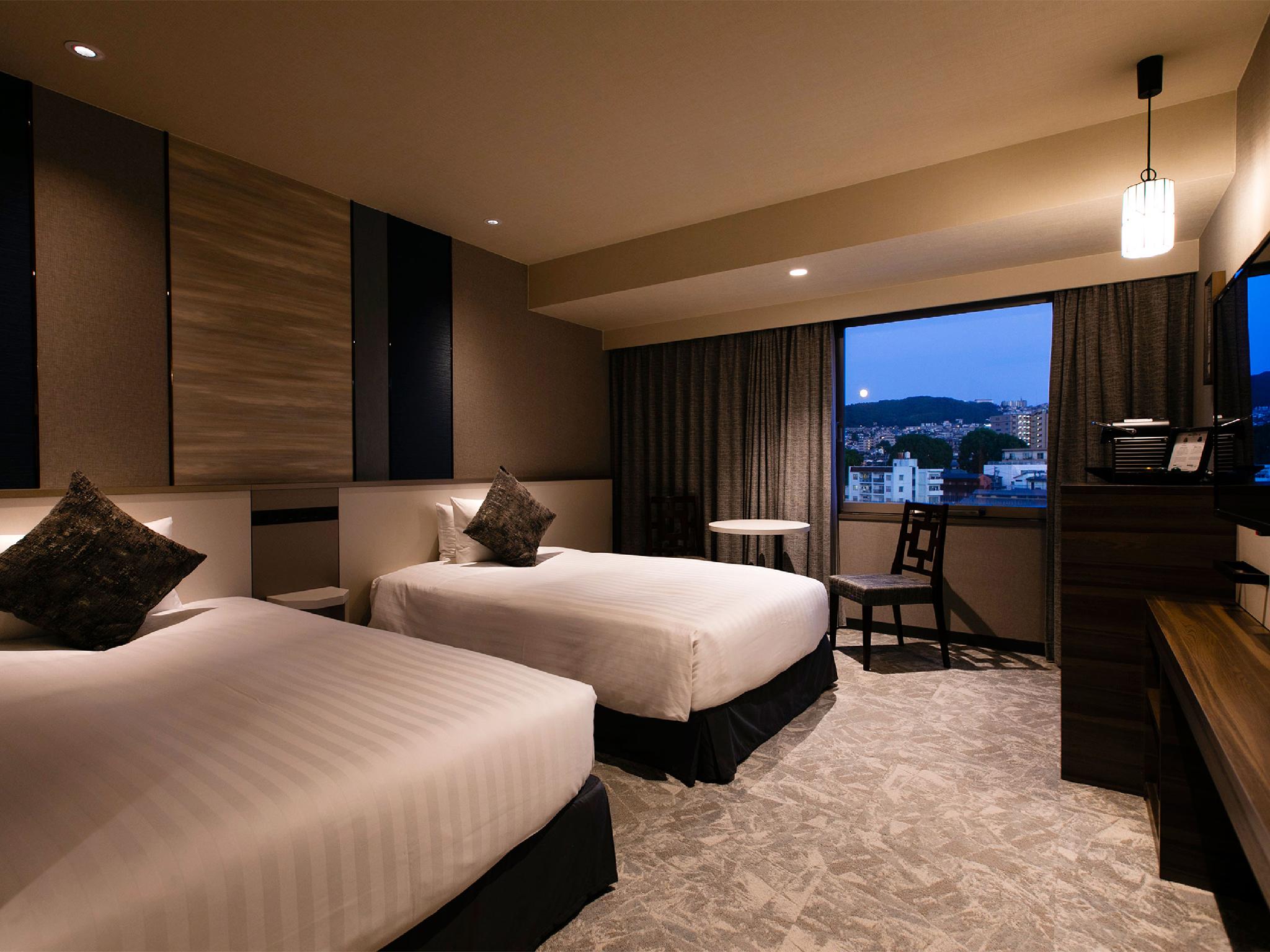 Moderate, Twin Beds, Sofa
