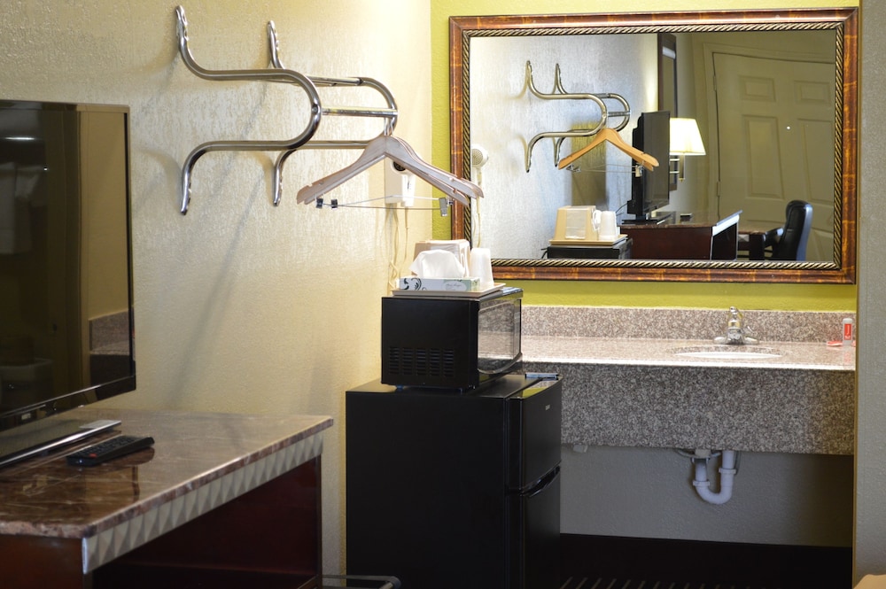 Econo Lodge Lake Charles University Area 16/48