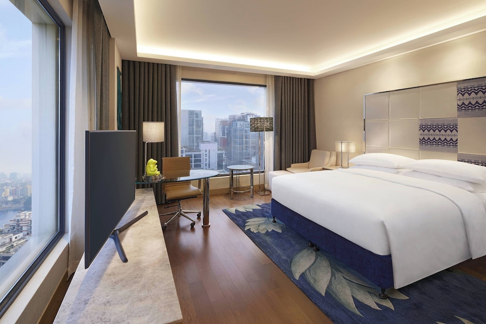 DELUXE, KING BED
