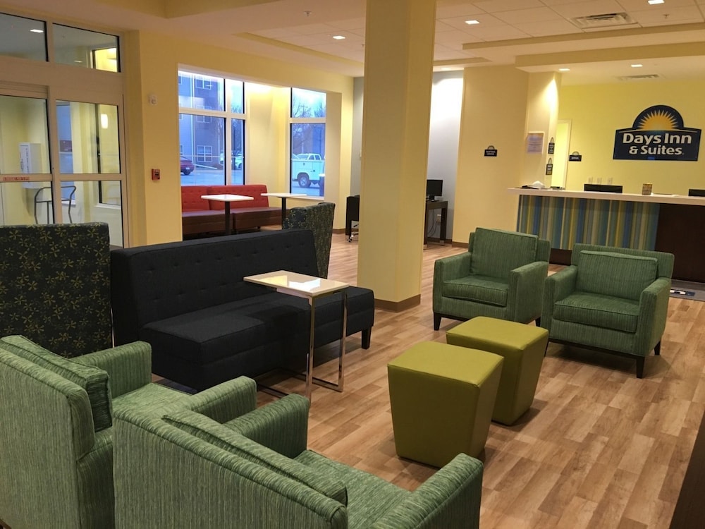 Days Inn & Suites by Wyndham Kearney 44/61