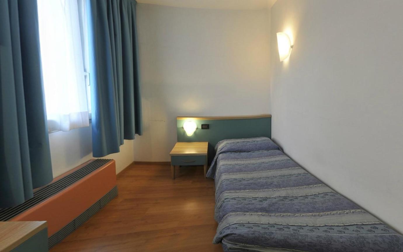 غرفة ثلاثية، Hotel Vela 6/7