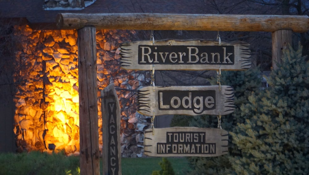 RiverBank Lodge 18/34