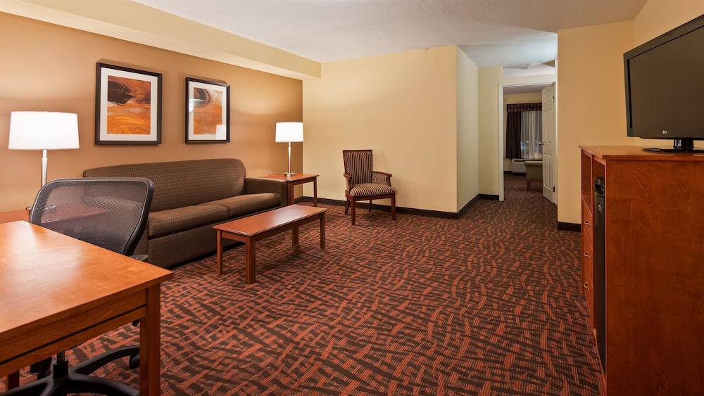Best Western Louisville East Inn & Suites 24/38