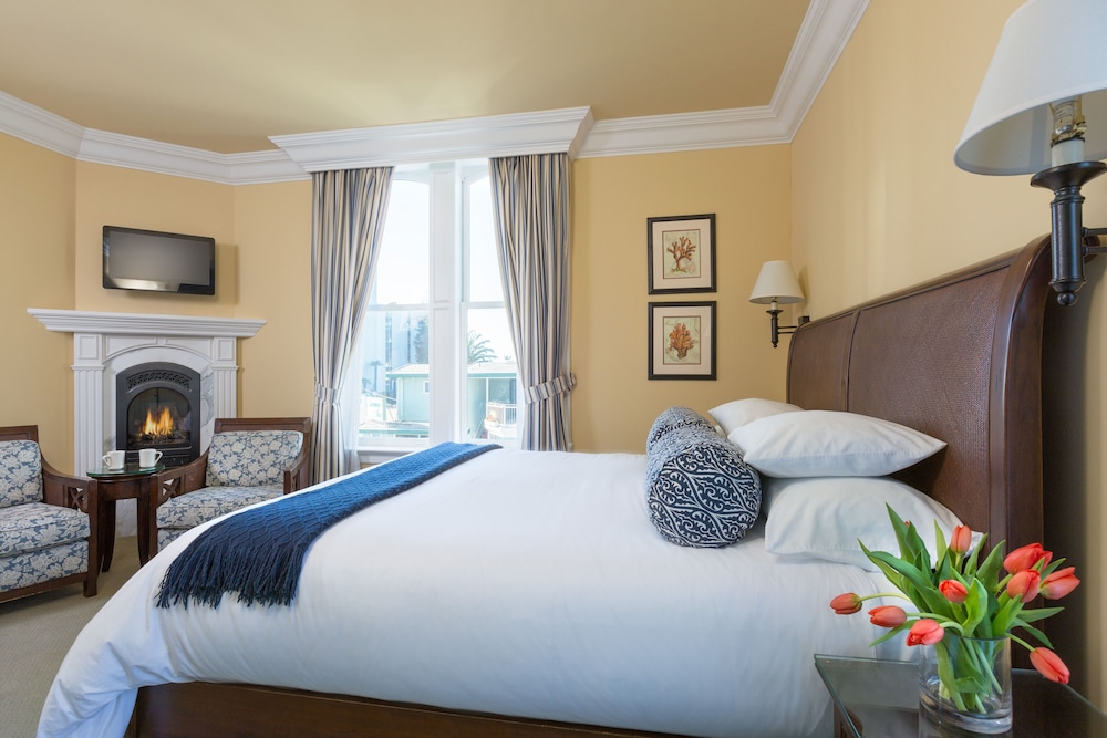 SUPERIOR, KING BED, OUTDOOR JETTED TUB