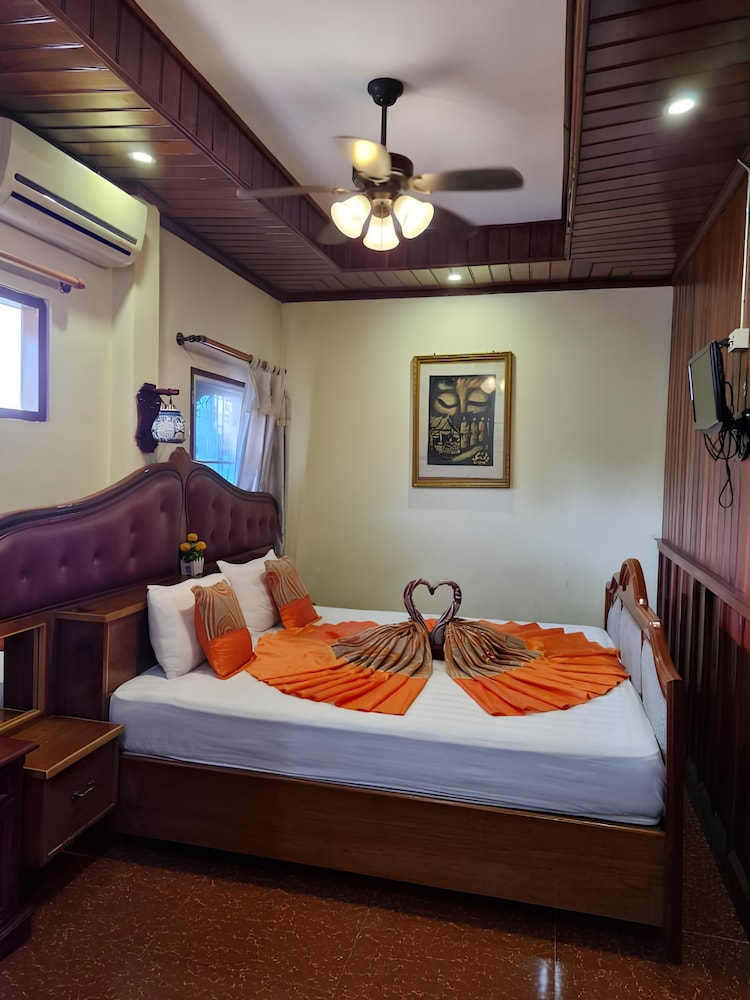 Sakura Hotel 8/42