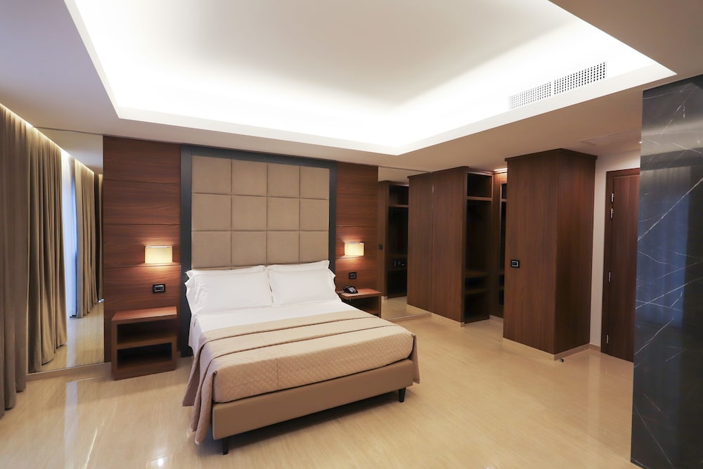 GRAND, SUITE, QUEEN BED, HOT TUB
