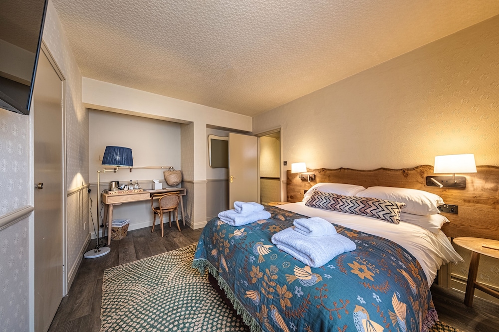 The Feathers Hotel 7/50