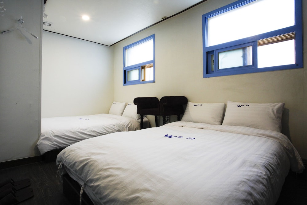 ROOM, TWIN BEDS