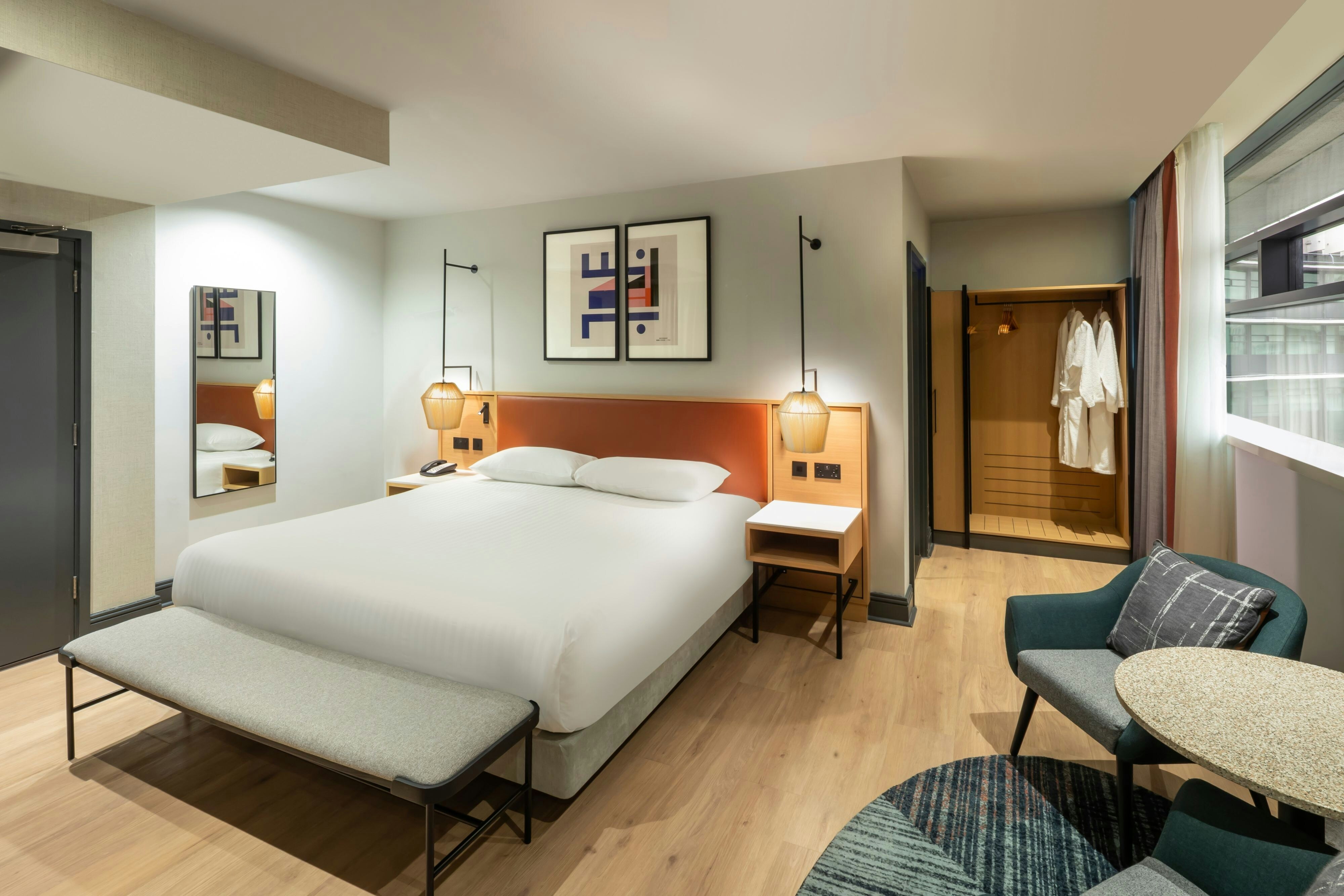 جناح جونيور، Manchester Piccadilly Hotel 3/5