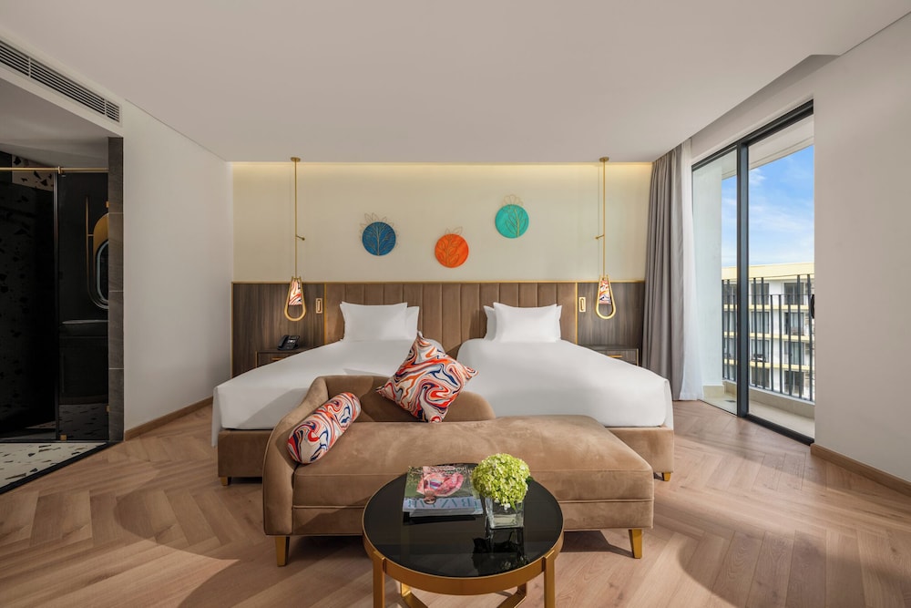 PREMIER, TWIN BEDS, PARTIAL OCEAN VIEW